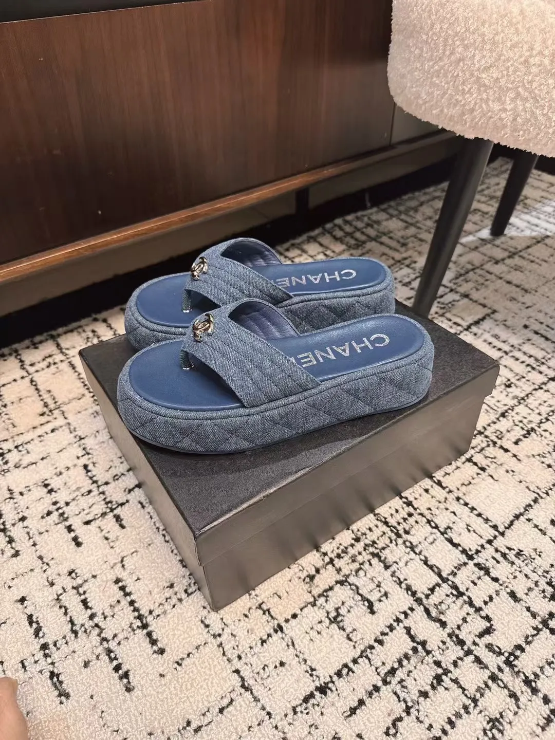 👟👟Ex-factory price 502👟👟 High version Chanel new color thick-soled slippers, easy to wear and versatile, must-have high-end tool shoes in summer, upper lambskin & customized denim, lining calfskin, original outsole Size: 35-39 (customized for 40, non-refundable)